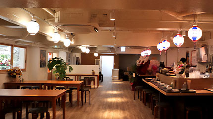 藍のれんの店内