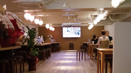 藍のれんの店内２